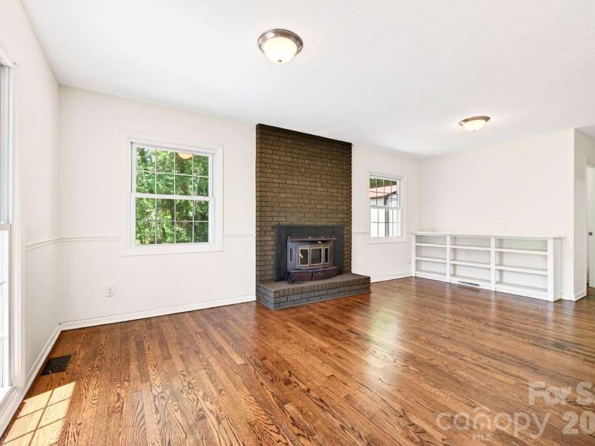 34 Wolfe Cove Road, Asheville, NC 28804.  MLS# CAR4378451, YatesRealty ID 23511. 