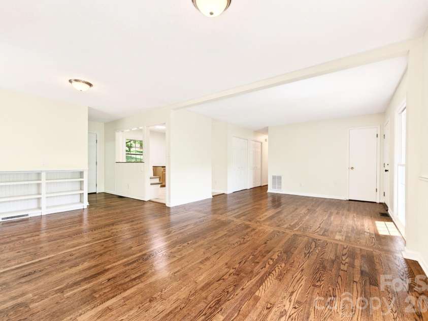 34 Wolfe Cove Road, Asheville, NC 28804.  MLS# CAR4378451, YatesRealty ID 23511. 