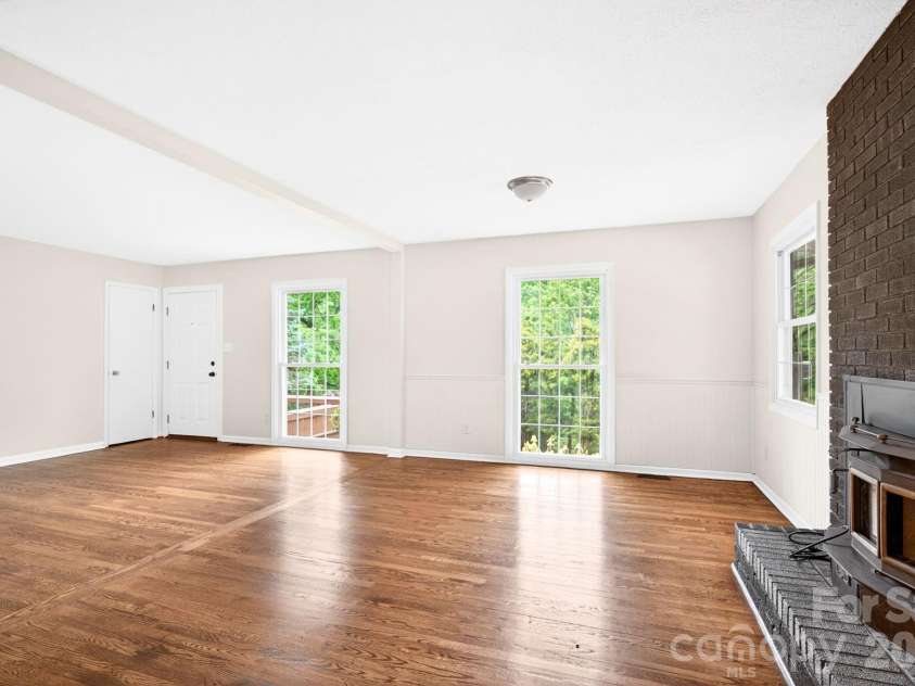 34 Wolfe Cove Road, Asheville, NC 28804.  MLS# CAR4378451, YatesRealty ID 23511. 