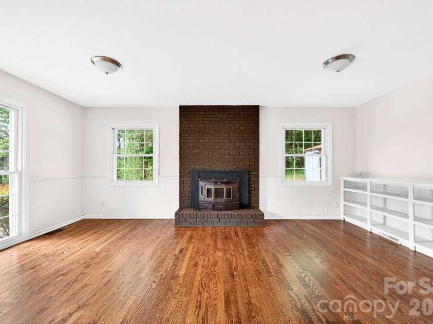 34 Wolfe Cove Road, Asheville, NC 28804.  MLS# CAR4378451, YatesRealty ID 23511. 