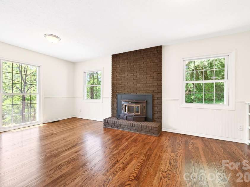 34 Wolfe Cove Road, Asheville, NC 28804.  MLS# CAR4378451, YatesRealty ID 23511. 