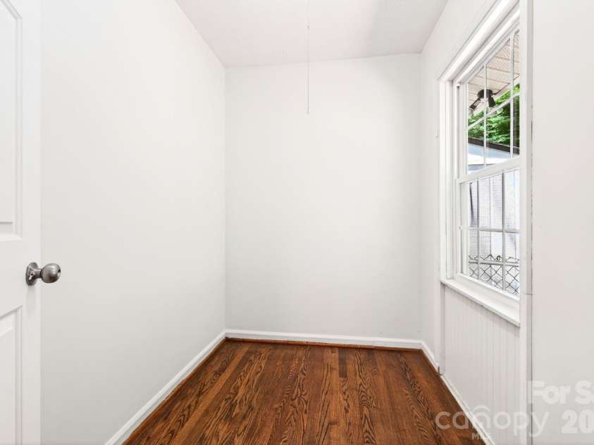 34 Wolfe Cove Road, Asheville, NC 28804.  MLS# CAR4378451, YatesRealty ID 23511. 