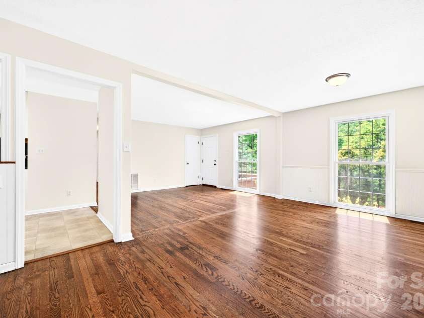 34 Wolfe Cove Road, Asheville, NC 28804.  MLS# CAR4378451, YatesRealty ID 23511. 
