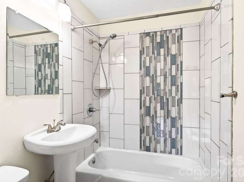 34 Wolfe Cove Road, Asheville, NC 28804.  MLS# CAR4378451, YatesRealty ID 23511. 