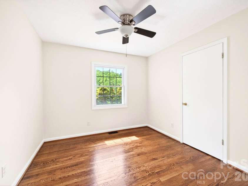 34 Wolfe Cove Road, Asheville, NC 28804.  MLS# CAR4378451, YatesRealty ID 23511. 