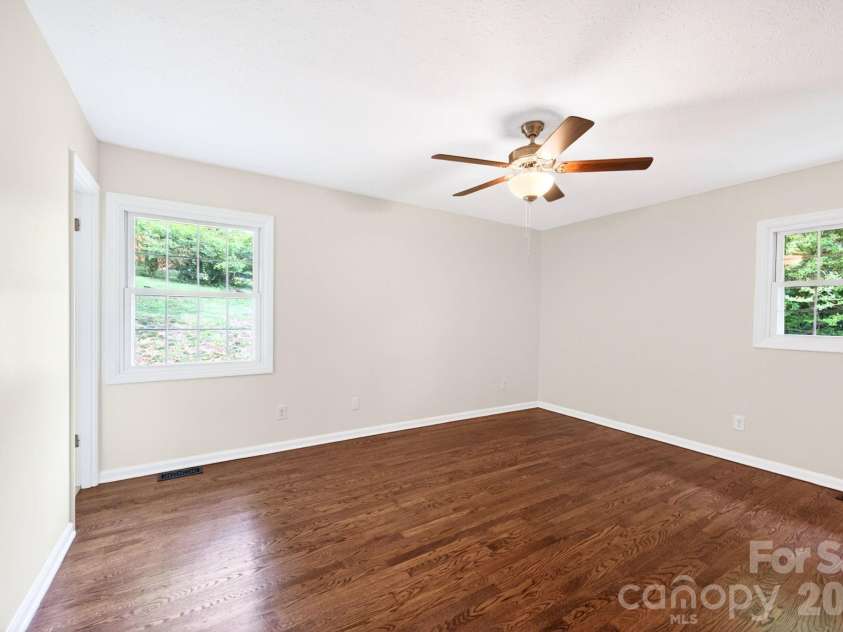34 Wolfe Cove Road, Asheville, NC 28804.  MLS# CAR4378451, YatesRealty ID 23511. 