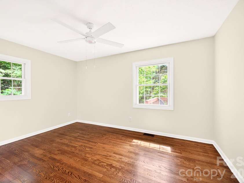 34 Wolfe Cove Road, Asheville, NC 28804.  MLS# CAR4378451, YatesRealty ID 23511. 