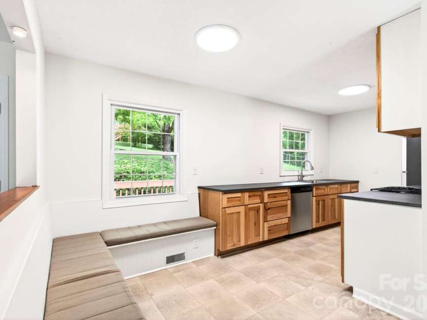 34 Wolfe Cove Road, Asheville, NC 28804.  MLS# CAR4378451, YatesRealty ID 23511. 