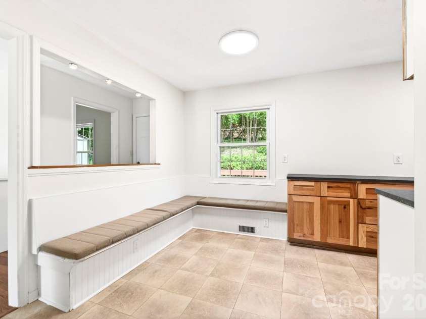 34 Wolfe Cove Road, Asheville, NC 28804.  MLS# CAR4378451, YatesRealty ID 23511. 