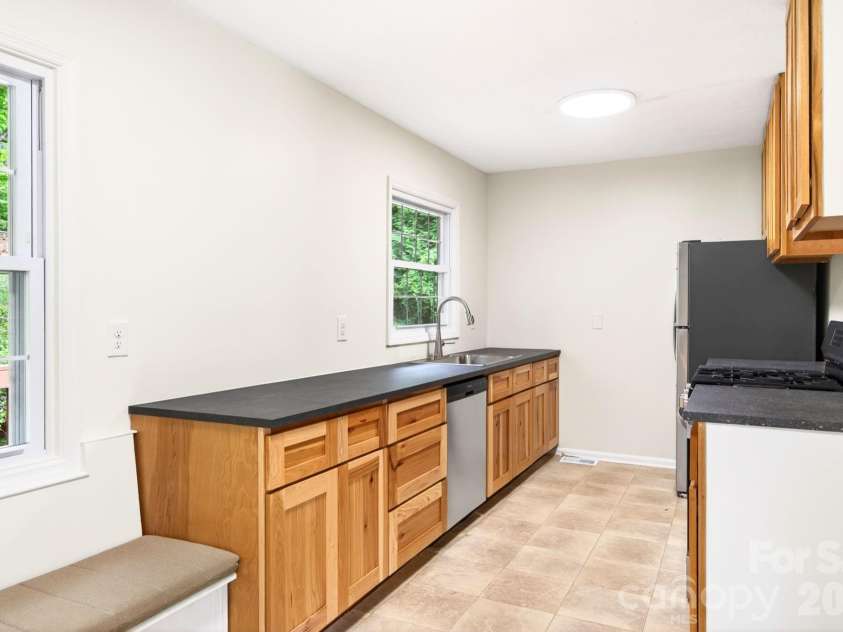 34 Wolfe Cove Road, Asheville, NC 28804.  MLS# CAR4378451, YatesRealty ID 23511. 