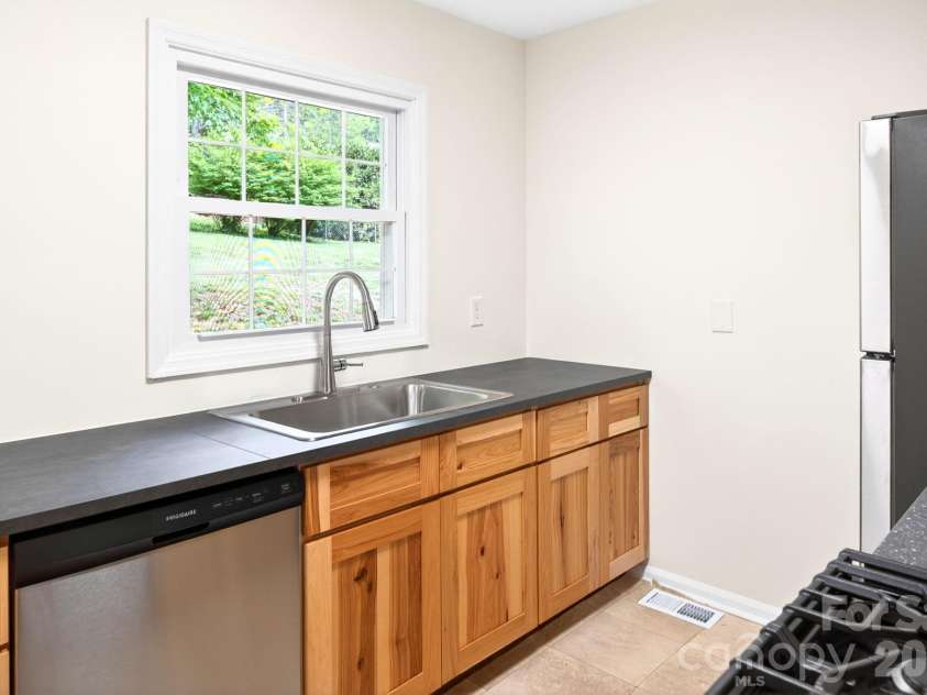 34 Wolfe Cove Road, Asheville, NC 28804.  MLS# CAR4378451, YatesRealty ID 23511. 