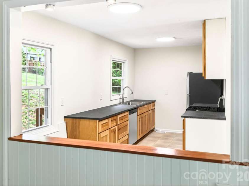 34 Wolfe Cove Road, Asheville, NC 28804.  MLS# CAR4378451, YatesRealty ID 23511. 