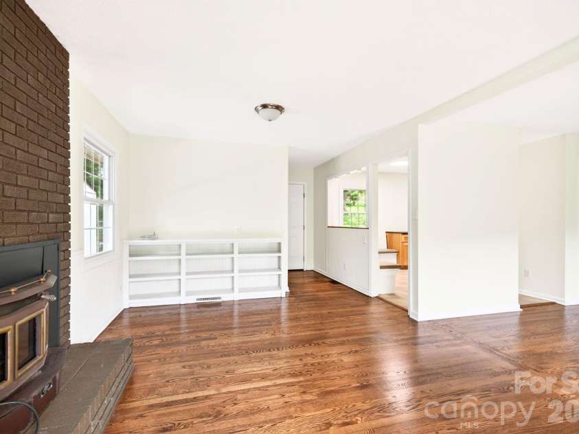 34 Wolfe Cove Road, Asheville, NC 28804.  MLS# CAR4378451, YatesRealty ID 23511. 