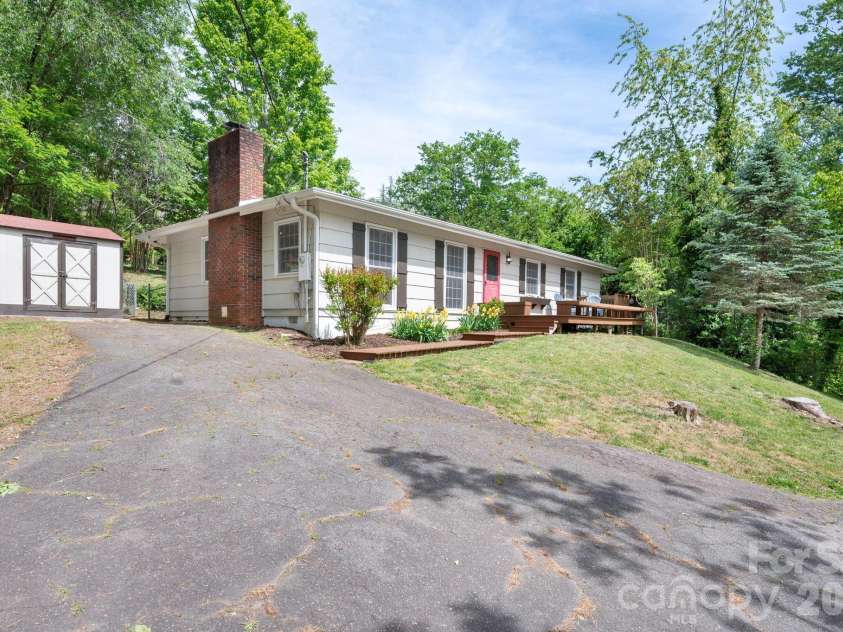 34 Wolfe Cove Road, Asheville, NC 28804.  MLS# CAR4378451, YatesRealty ID 23511. 