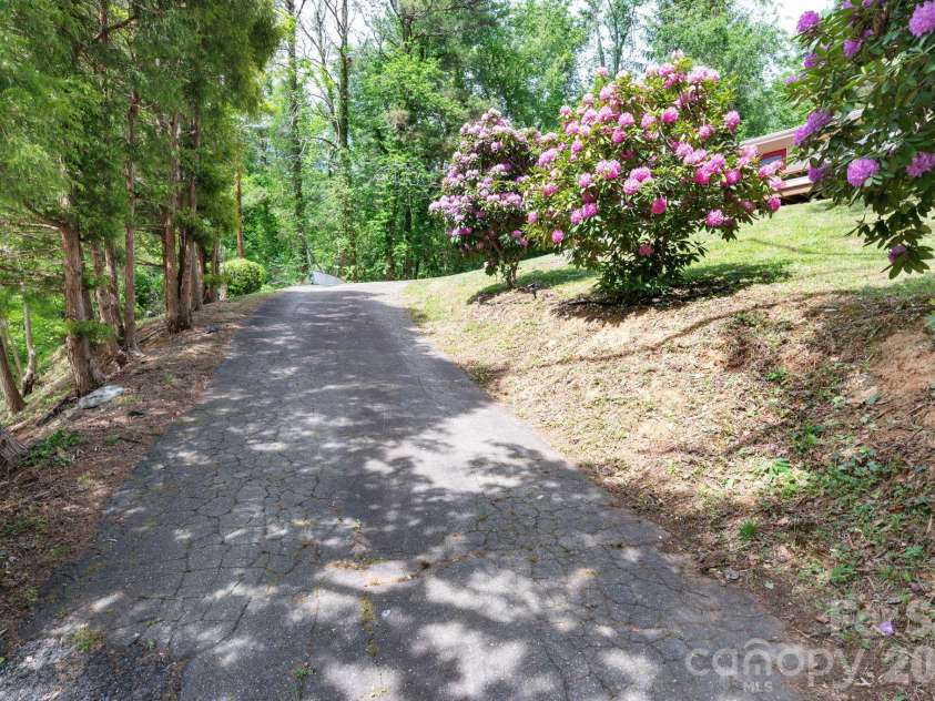 34 Wolfe Cove Road, Asheville, NC 28804.  MLS# CAR4378451, YatesRealty ID 23511. 