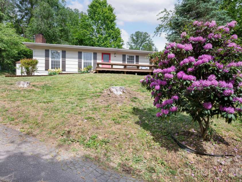 34 Wolfe Cove Road, Asheville, NC 28804.  MLS# CAR4378451, YatesRealty ID 23511. 