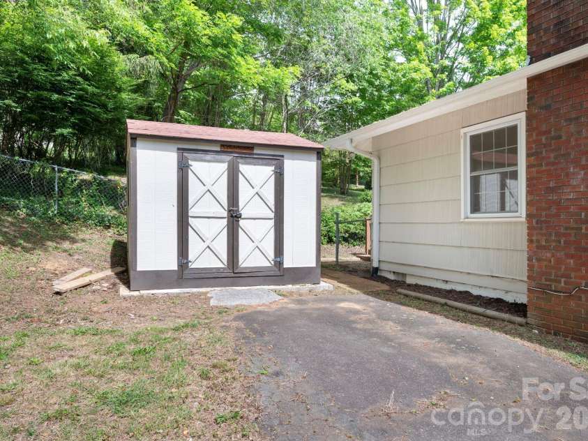 34 Wolfe Cove Road, Asheville, NC 28804.  MLS# CAR4378451, YatesRealty ID 23511. 