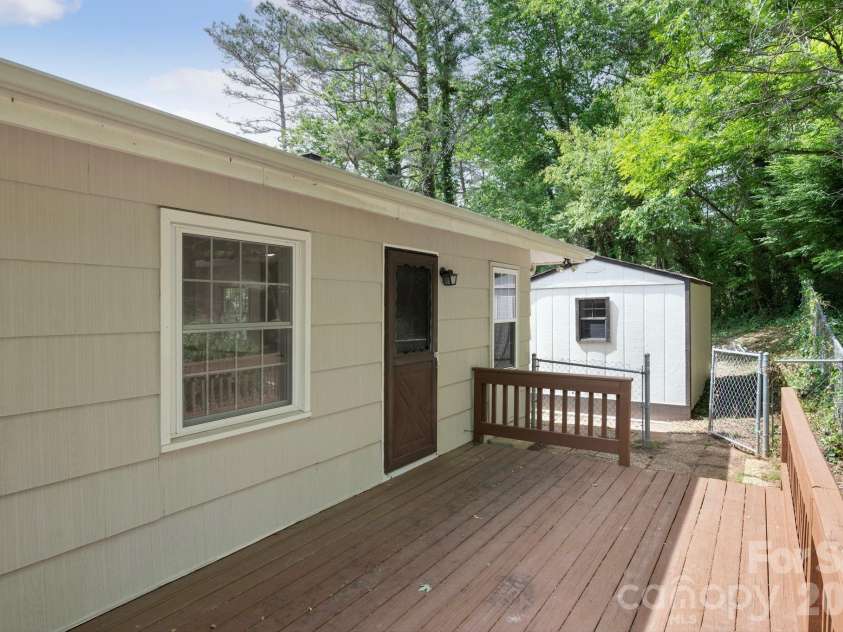34 Wolfe Cove Road, Asheville, NC 28804.  MLS# CAR4378451, YatesRealty ID 23511. 