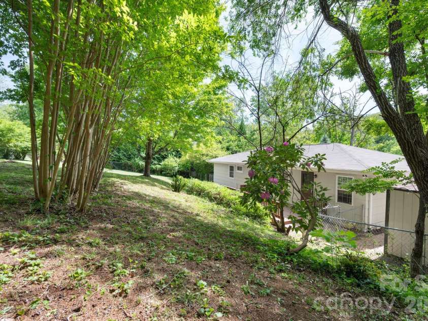 34 Wolfe Cove Road, Asheville, NC 28804.  MLS# CAR4378451, YatesRealty ID 23511. 