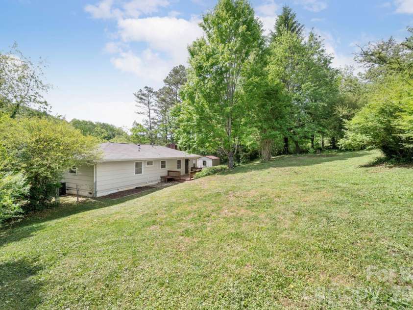 34 Wolfe Cove Road, Asheville, NC 28804.  MLS# CAR4378451, YatesRealty ID 23511. 