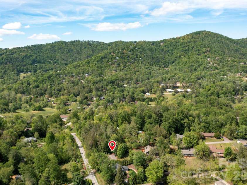 34 Wolfe Cove Road, Asheville, NC 28804.  MLS# CAR4378451, YatesRealty ID 23511. 