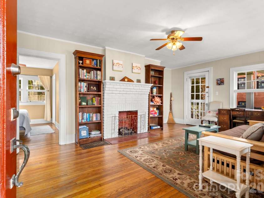 80 Chestnut Street, Asheville, NC 28801.  MLS# CAR4381612, YatesRealty ID 23514. 