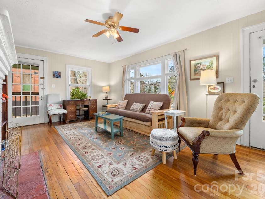 80 Chestnut Street, Asheville, NC 28801.  MLS# CAR4381612, YatesRealty ID 23514. 