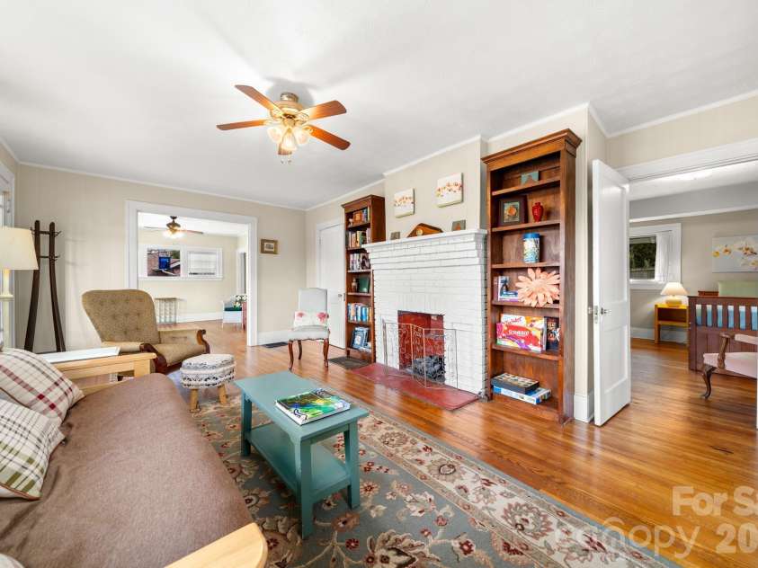 80 Chestnut Street, Asheville, NC 28801.  MLS# CAR4381612, YatesRealty ID 23514. 