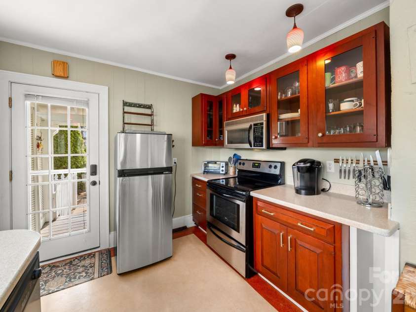 80 Chestnut Street, Asheville, NC 28801.  MLS# CAR4381612, YatesRealty ID 23514. 