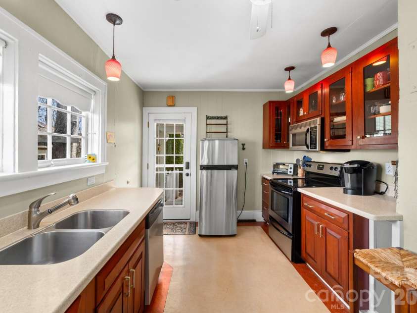 80 Chestnut Street, Asheville, NC 28801.  MLS# CAR4381612, YatesRealty ID 23514. 