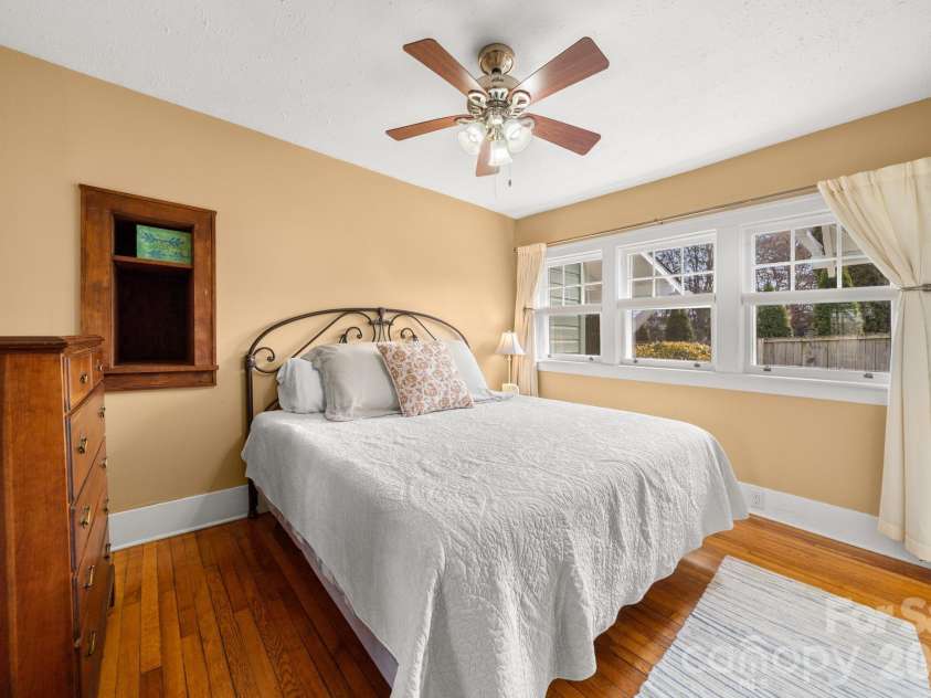 80 Chestnut Street, Asheville, NC 28801.  MLS# CAR4381612, YatesRealty ID 23514. 