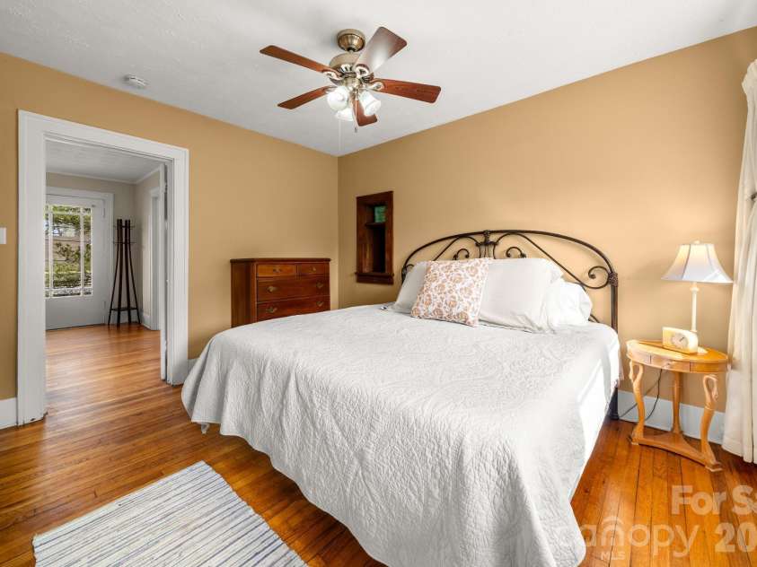 80 Chestnut Street, Asheville, NC 28801.  MLS# CAR4381612, YatesRealty ID 23514. 