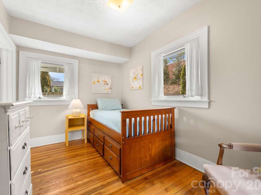 80 Chestnut Street, Asheville, NC 28801.  MLS# CAR4381612, YatesRealty ID 23514. 