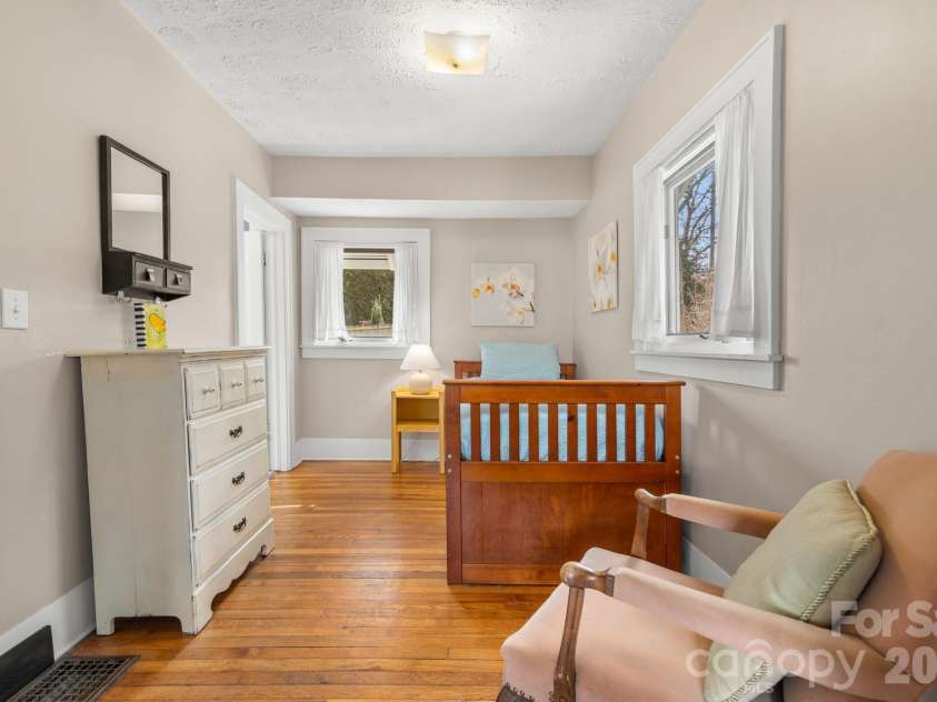 80 Chestnut Street, Asheville, NC 28801.  MLS# CAR4381612, YatesRealty ID 23514. 