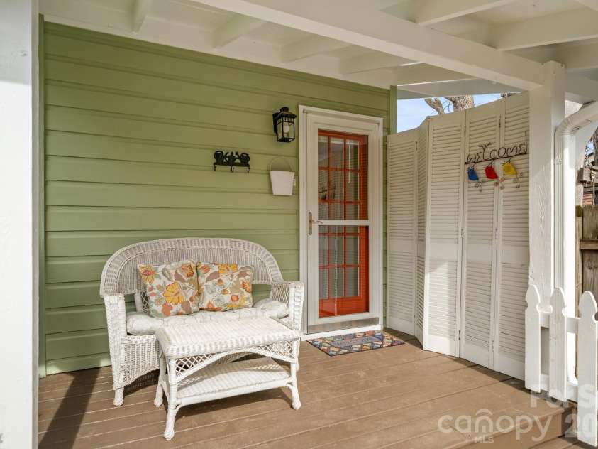 80 Chestnut Street, Asheville, NC 28801.  MLS# CAR4381612, YatesRealty ID 23514. 