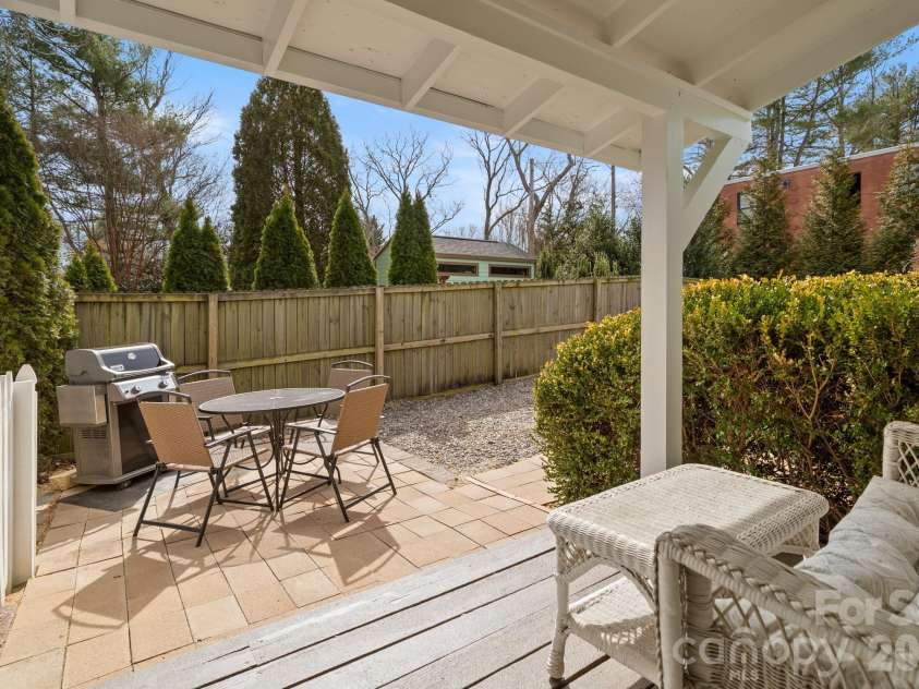 80 Chestnut Street, Asheville, NC 28801.  MLS# CAR4381612, YatesRealty ID 23514. 