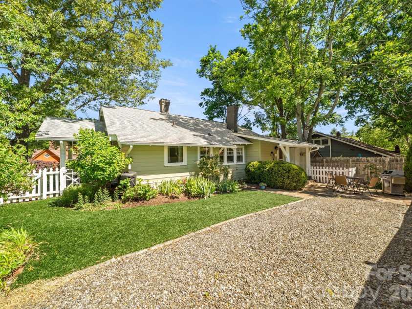 80 Chestnut Street, Asheville, NC 28801.  MLS# CAR4381612, YatesRealty ID 23514. 