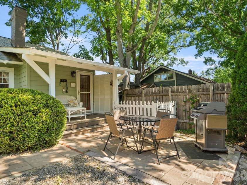 80 Chestnut Street, Asheville, NC 28801.  MLS# CAR4381612, YatesRealty ID 23514. 