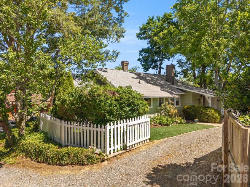 80 Chestnut Street, Asheville, NC 28801.  MLS# CAR4381612, YatesRealty ID 23514. 
