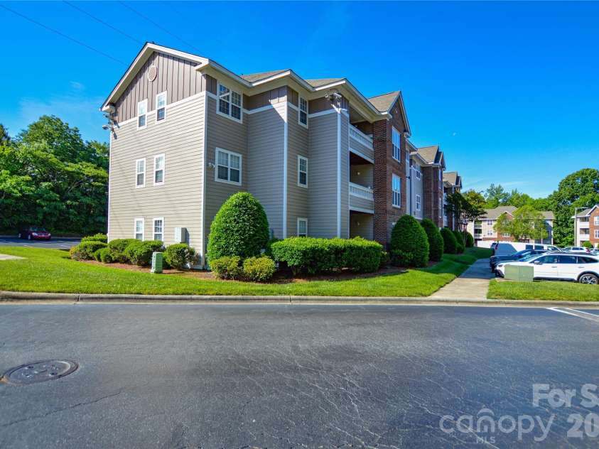 9810 Campus Walk Lane, Charlotte, NC 28262.  MLS# CAR4374481, YatesRealty ID 23515. 