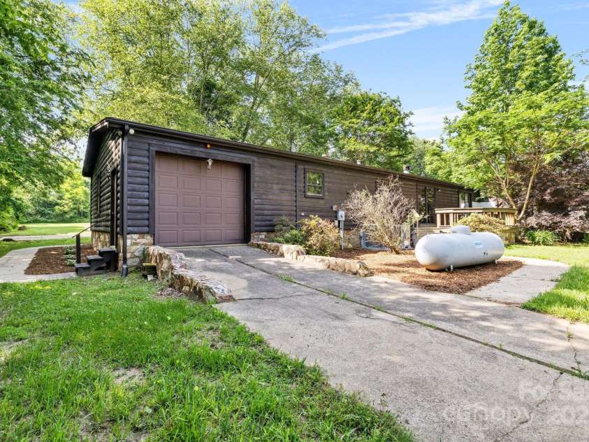 6822 Zelda Drive, Catawba, NC 28609.  MLS# CAR4260150, YatesRealty ID 23516. 