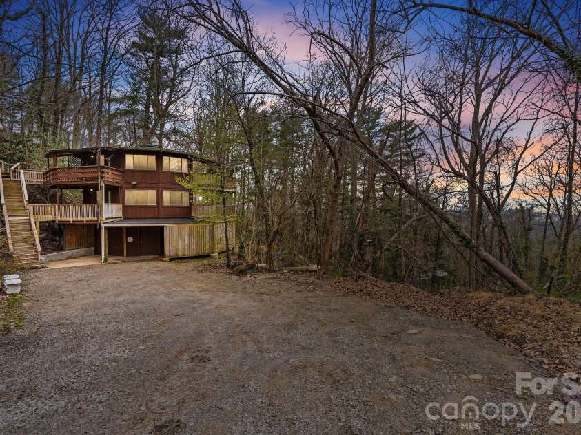 355 Sunset Drive, Asheville, NC 28804.  MLS# CAR4361101, YatesRealty ID 23517. 
