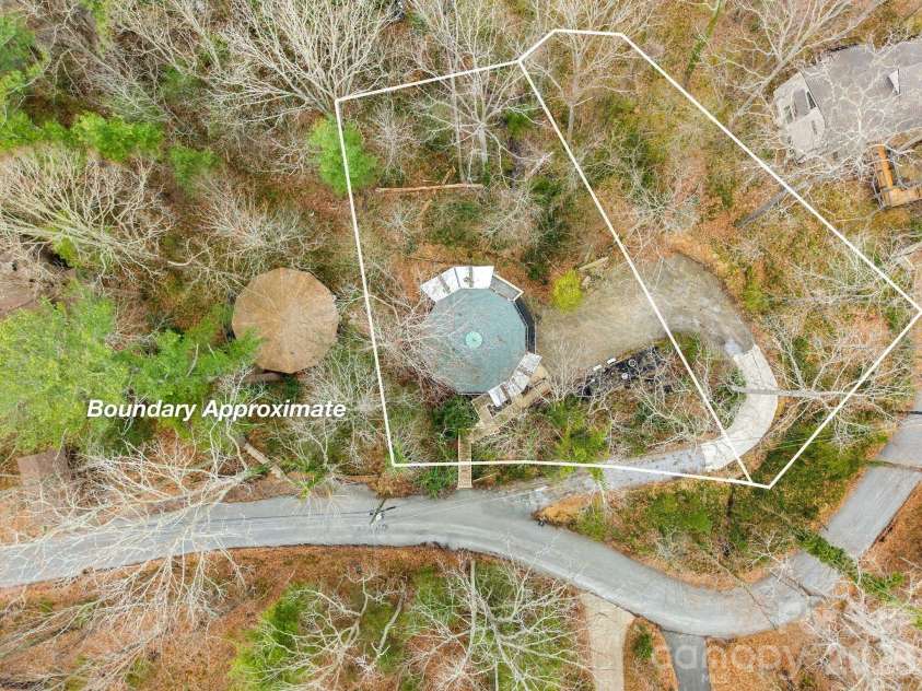 355 Sunset Drive, Asheville, NC 28804.  MLS# CAR4361101, YatesRealty ID 23517. 