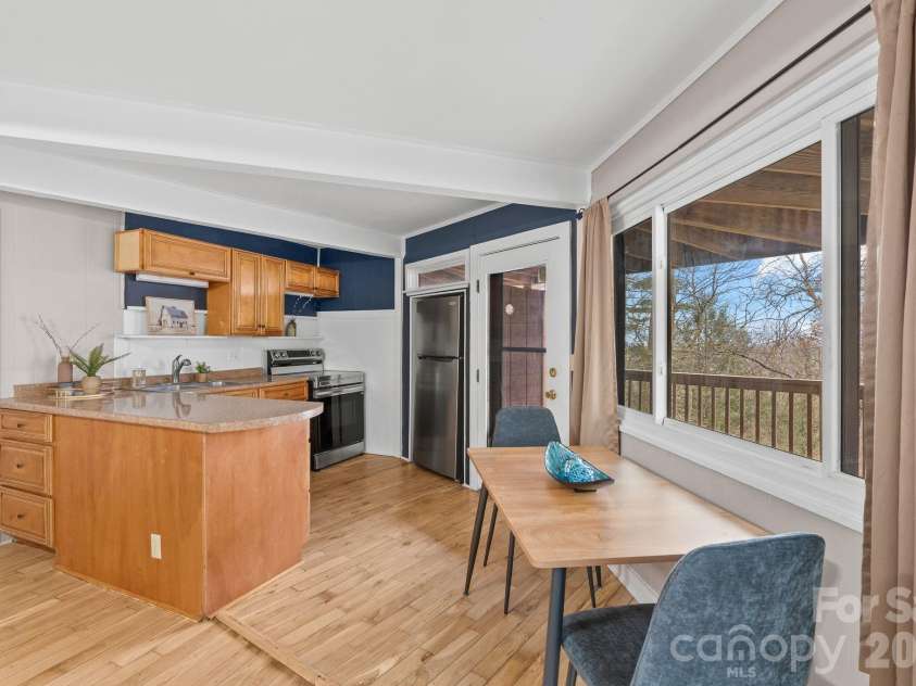 355 Sunset Drive, Asheville, NC 28804.  MLS# CAR4361101, YatesRealty ID 23517. 