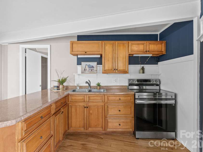 355 Sunset Drive, Asheville, NC 28804.  MLS# CAR4361101, YatesRealty ID 23517. 