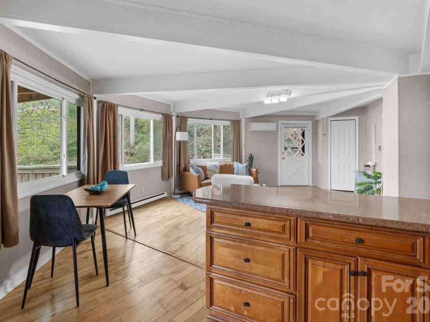 355 Sunset Drive, Asheville, NC 28804.  MLS# CAR4361101, YatesRealty ID 23517. 