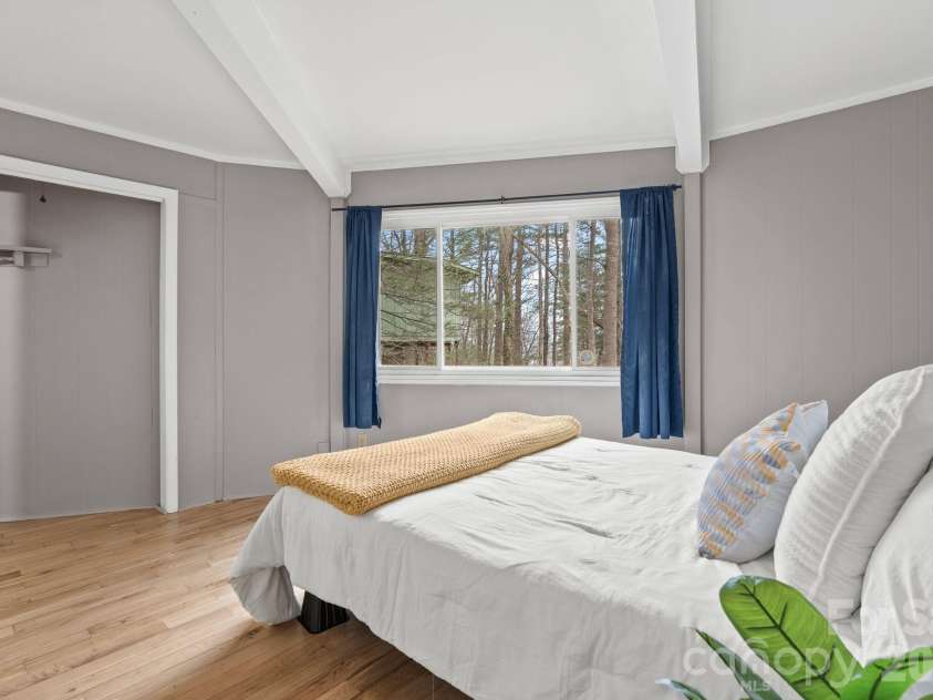 355 Sunset Drive, Asheville, NC 28804.  MLS# CAR4361101, YatesRealty ID 23517. 