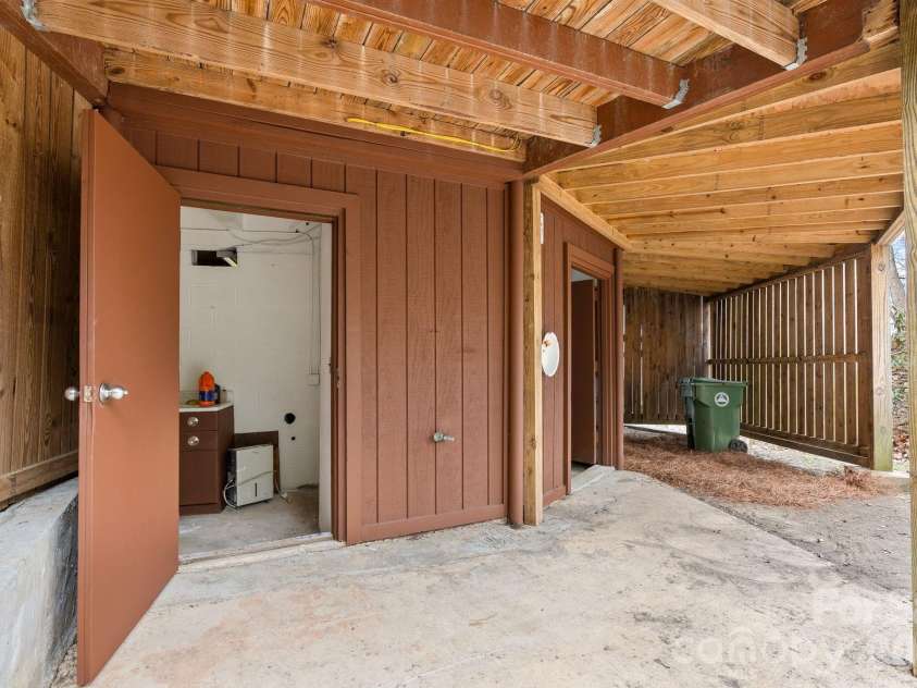 355 Sunset Drive, Asheville, NC 28804.  MLS# CAR4361101, YatesRealty ID 23517. 
