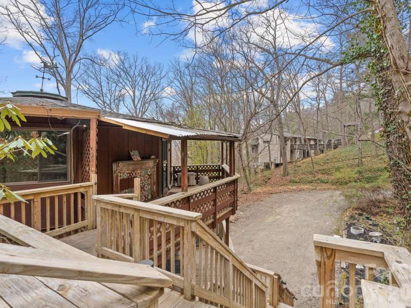 355 Sunset Drive, Asheville, NC 28804.  MLS# CAR4361101, YatesRealty ID 23517. 