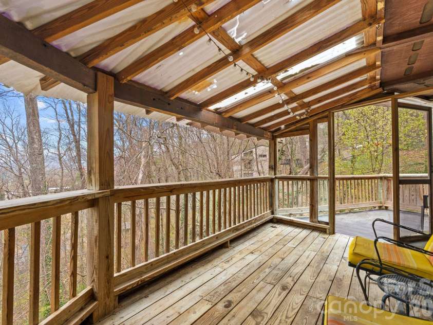355 Sunset Drive, Asheville, NC 28804.  MLS# CAR4361101, YatesRealty ID 23517. 